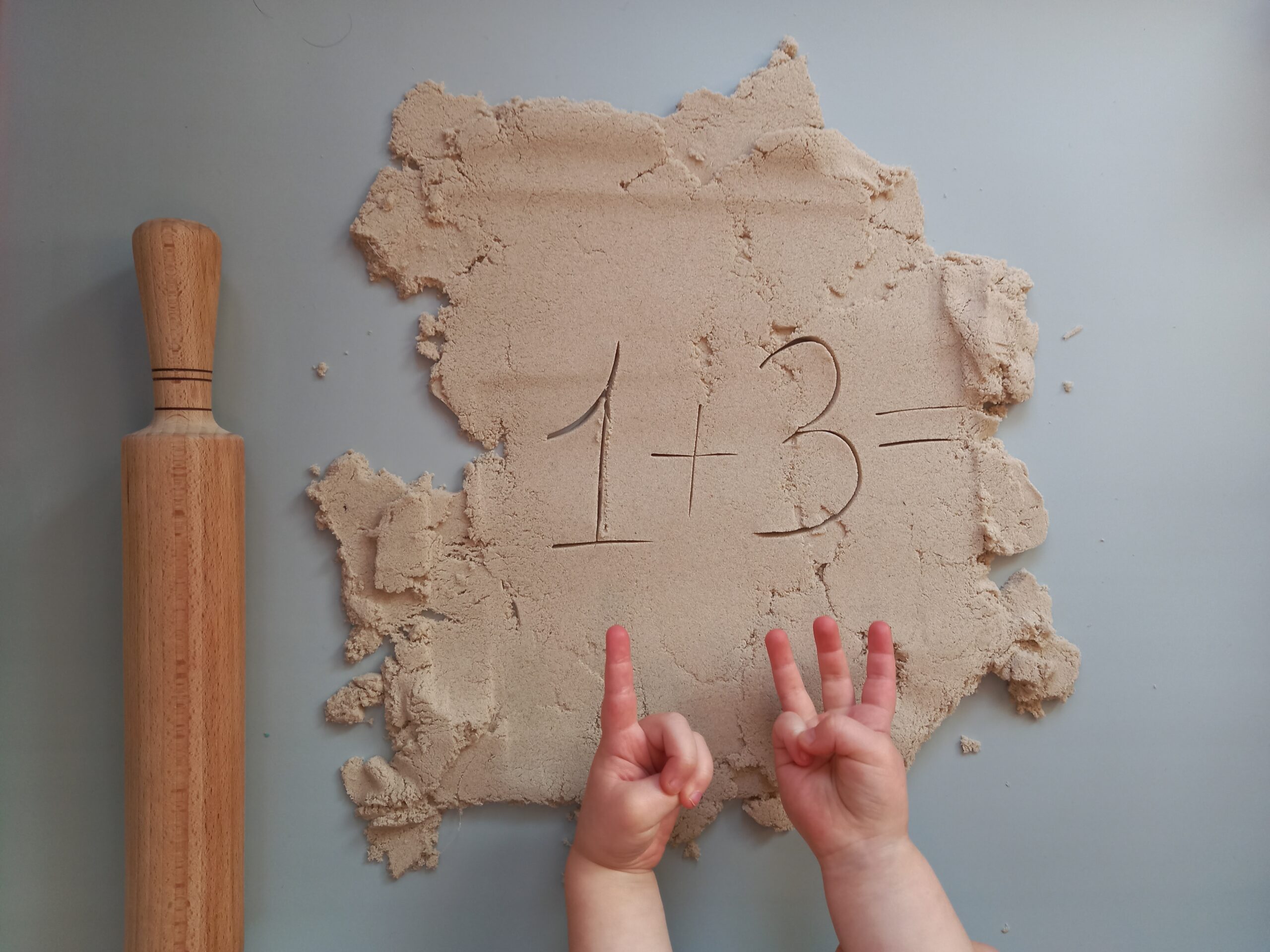 Игры с кинетическим песком. Учимся считать и писать