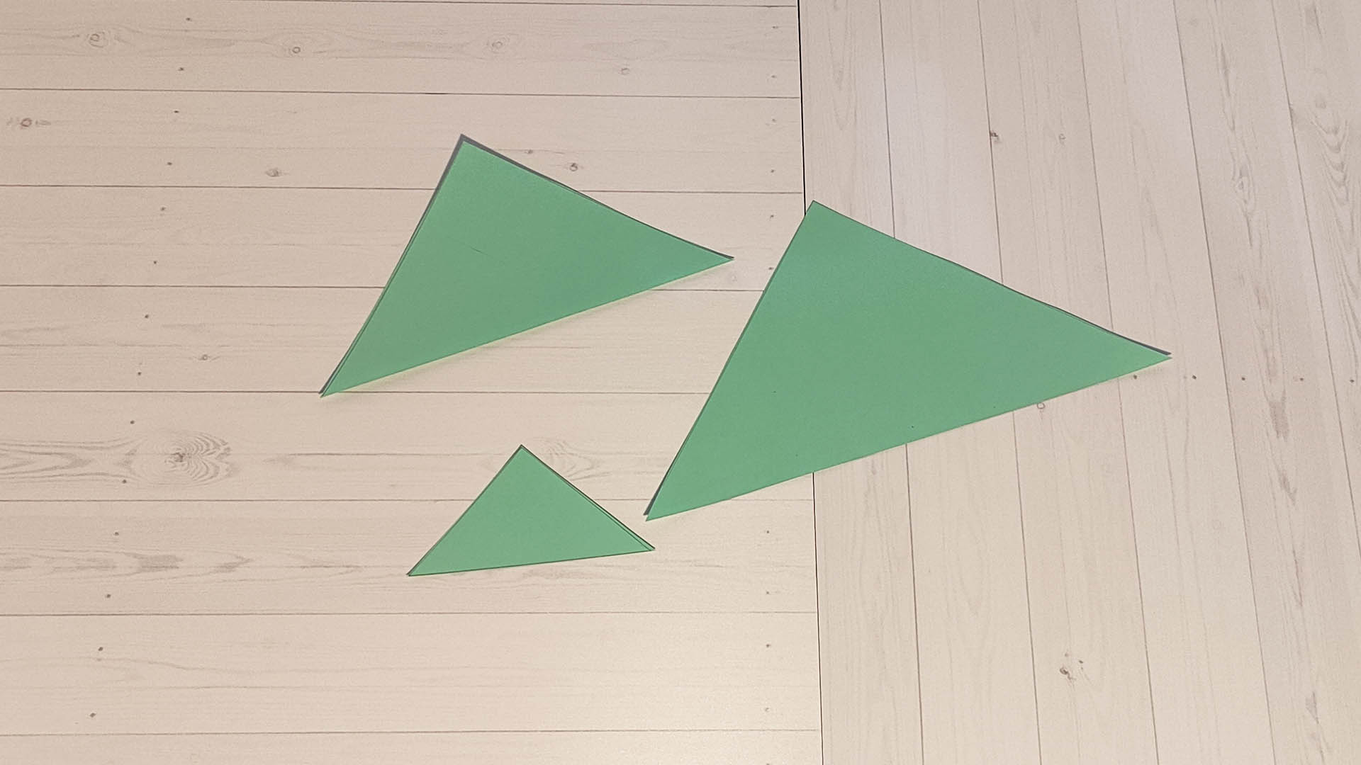 Открытка ёлочка из треугольников. Шаг 1