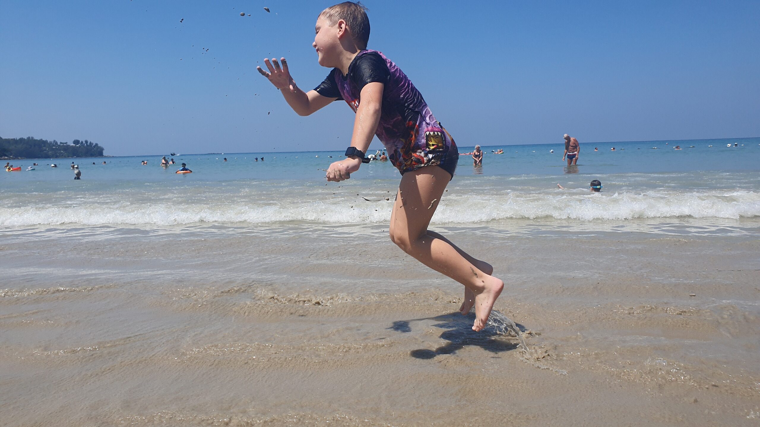 Прыжки на песке на пляже